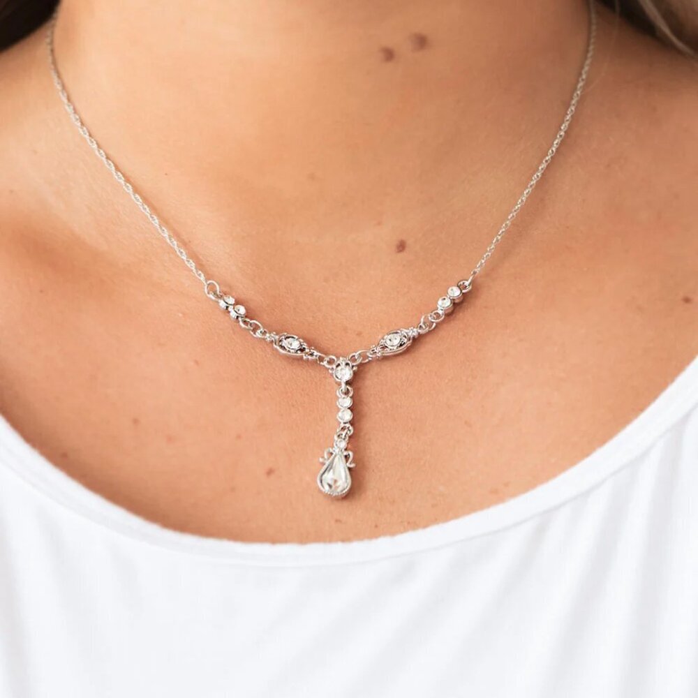 Paparazzi Jewelry Accessories - Diva Dazzle - White Necklace - Vintage